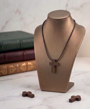 Collier croix en bois